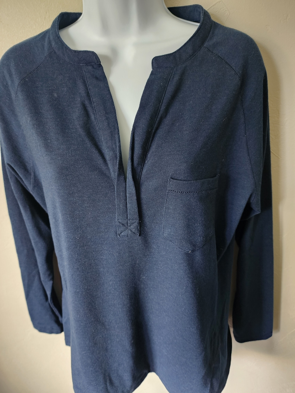 Carve Designs Navy Long-Sleeve Henley Top Size Large - Picture 3 of 5